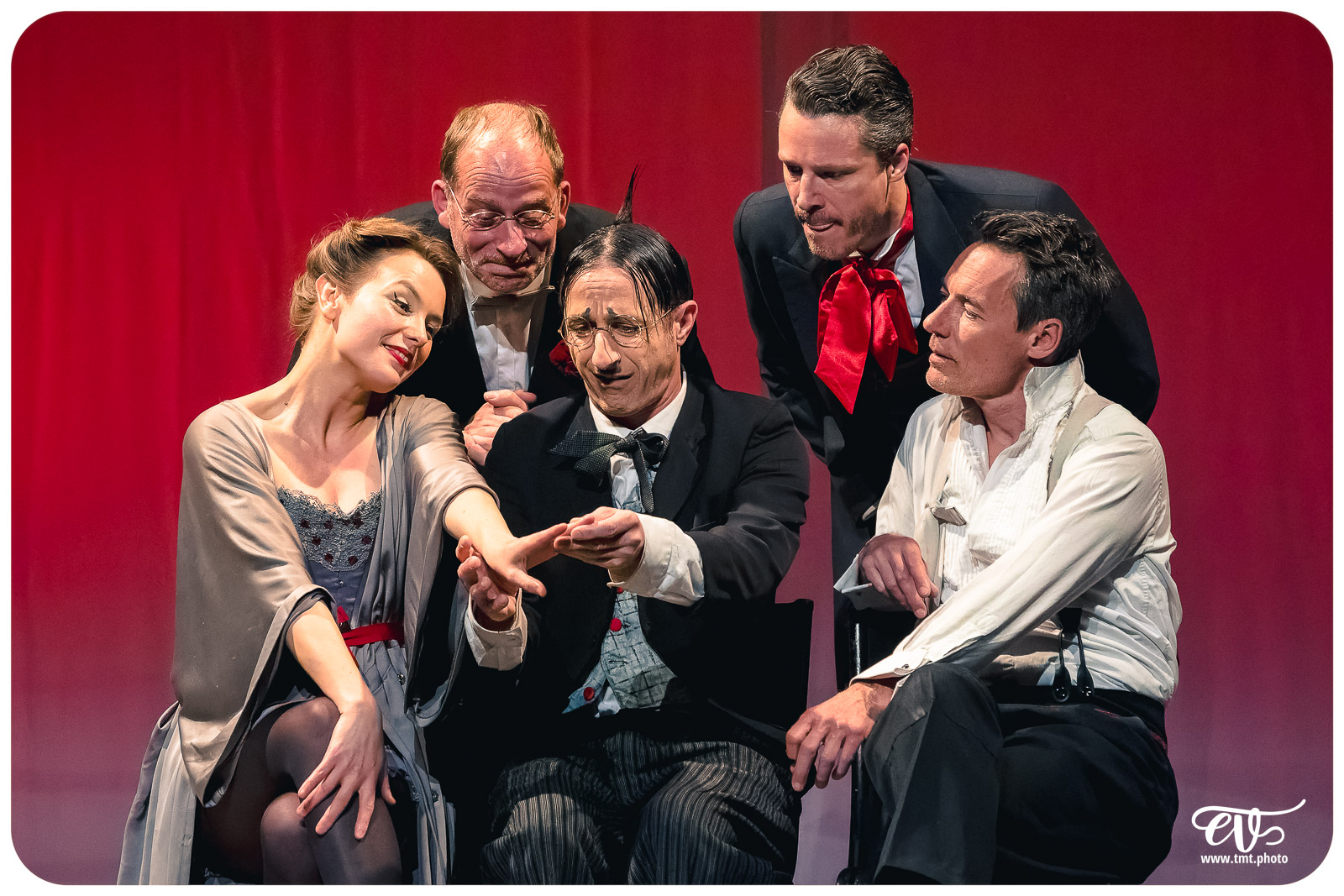 UN FIL A LA PATTE (CIE VIVA)